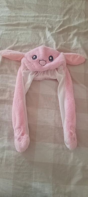 Bonnet avec oreilles qui se levent quand on appuie sur le bas de l'écharpe