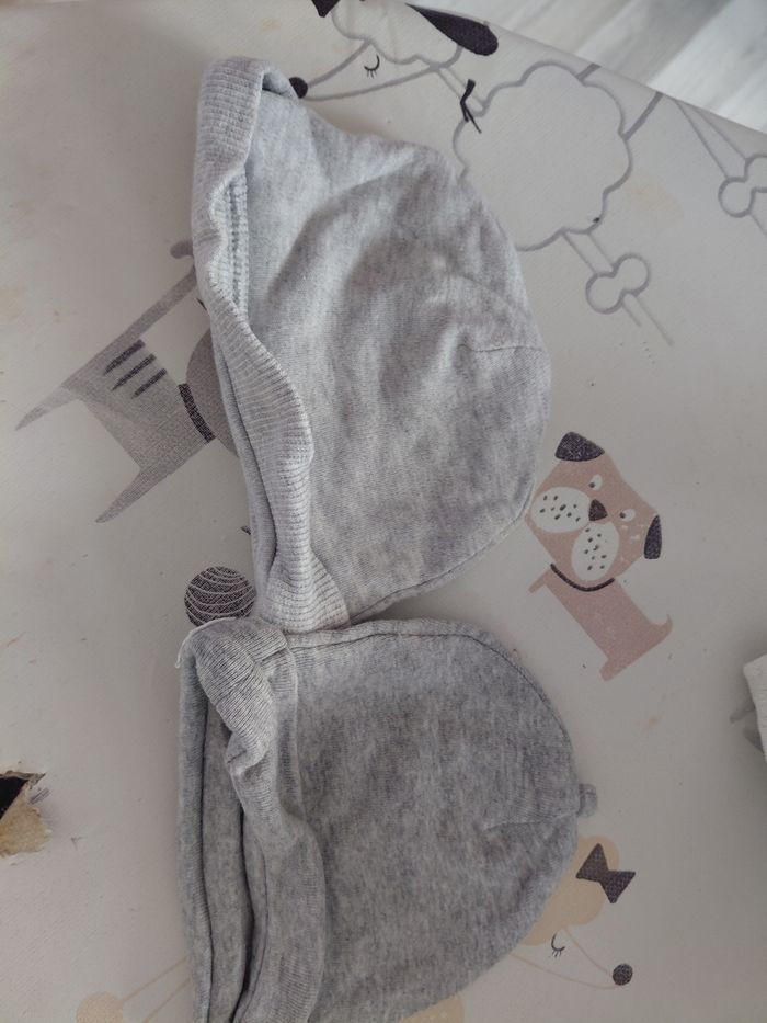 Lot de bonnets, moufles, pantoufles ainsi qu'un bavoir - photo numéro 5