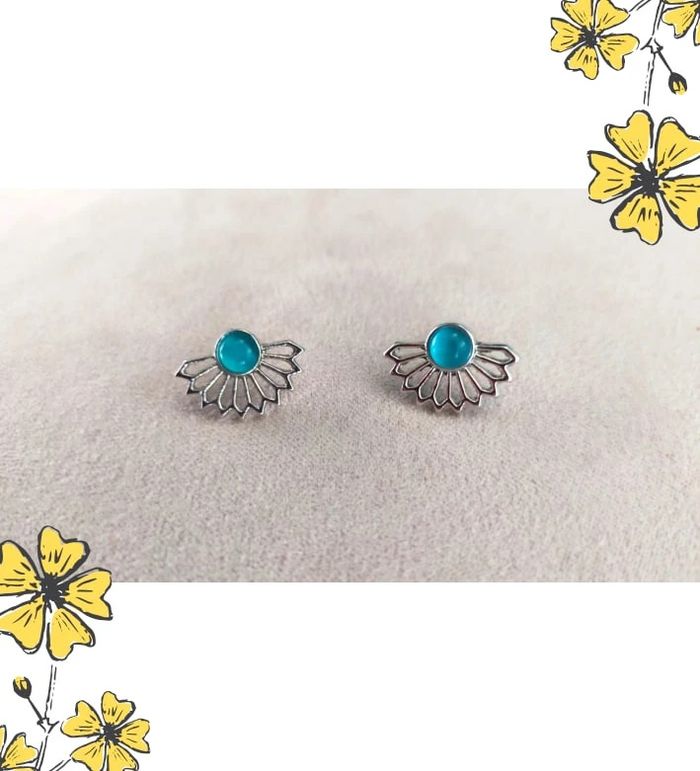 Boucles d’oreilles puces argentées – motif fleur turquoise - Collection Brume Bleue - photo numéro 5