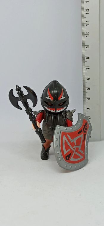 Homme nain chevalier avec armure et haut rouge playmobil