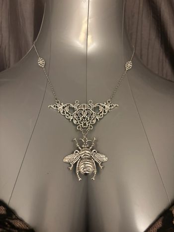 Beau collier/plastron pendentif abeille neuf