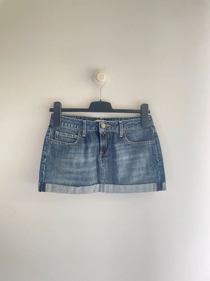 Mini-jupe en jean Maje – basique chic et urbain