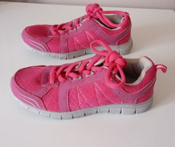 Baskets P31 . Avec lacets  . Tissu rose  et semelles extérieures grises . Parfait état .