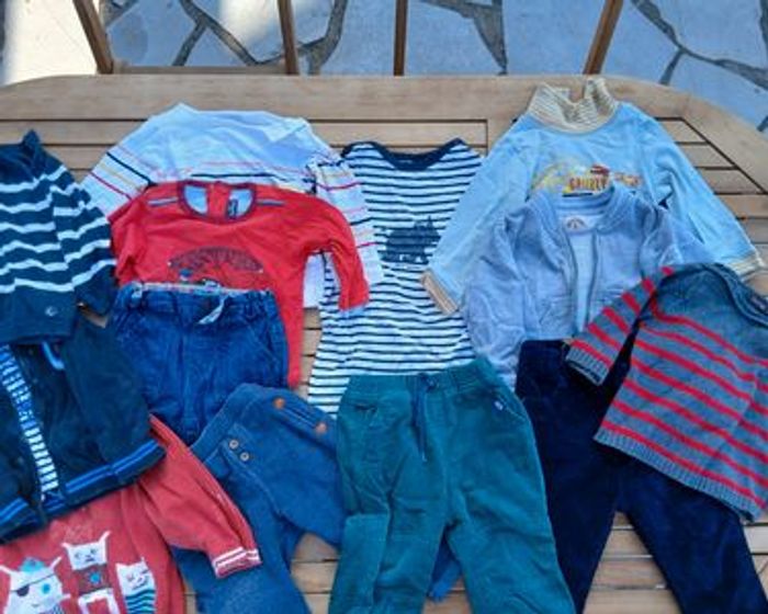 Un carton de vêtements pour garçon taille 18 mois - photo numéro 2