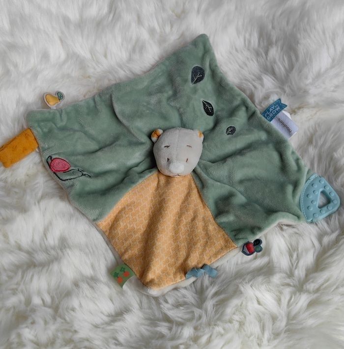 Doudou plat Ours Nouky jardinier escargot vert jaune Noukie's