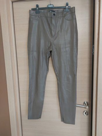 Jolie pantalon kaki effet cuir chaud