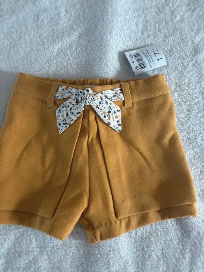 Short bébé fille moutarde Obaïbi avec nœud fleuri – 18 mois - photo numéro 3