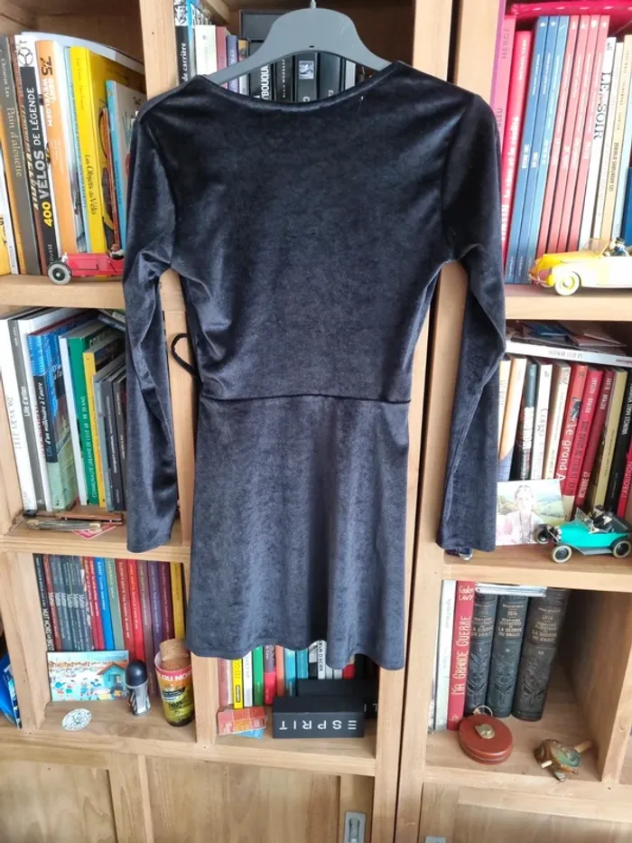 Robe noire Stradivarius en velours ras  S - photo numéro 5