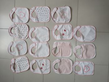 Lot bavoirs plastifiés à scratch