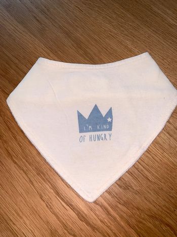 Bavoir triangle bébé tao tape à l’œil  Bleu blanc  Visuel couronne + I’m kind of hungry