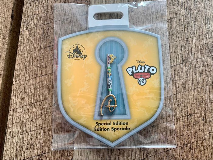 Clé pin’s Pluto