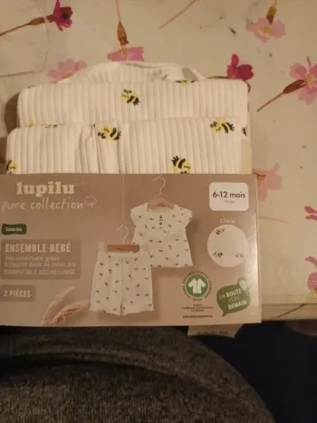 Ensemble bébé taille 6 12 mois