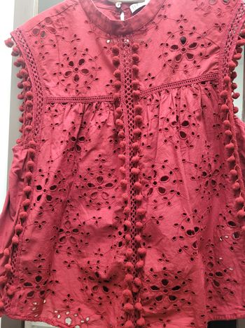 Petit haut bordeaux avec des fleurs ajourés et pompons