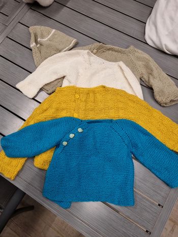 Lot de 4 brassières + un bonnet tricoté main taille naissance