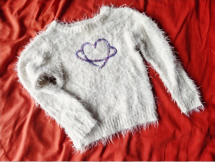 Très beau pull à poils cœur paillettes