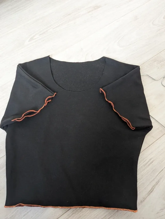 Crop top noir manches courtes surpiqûres orange neuf taille S 36