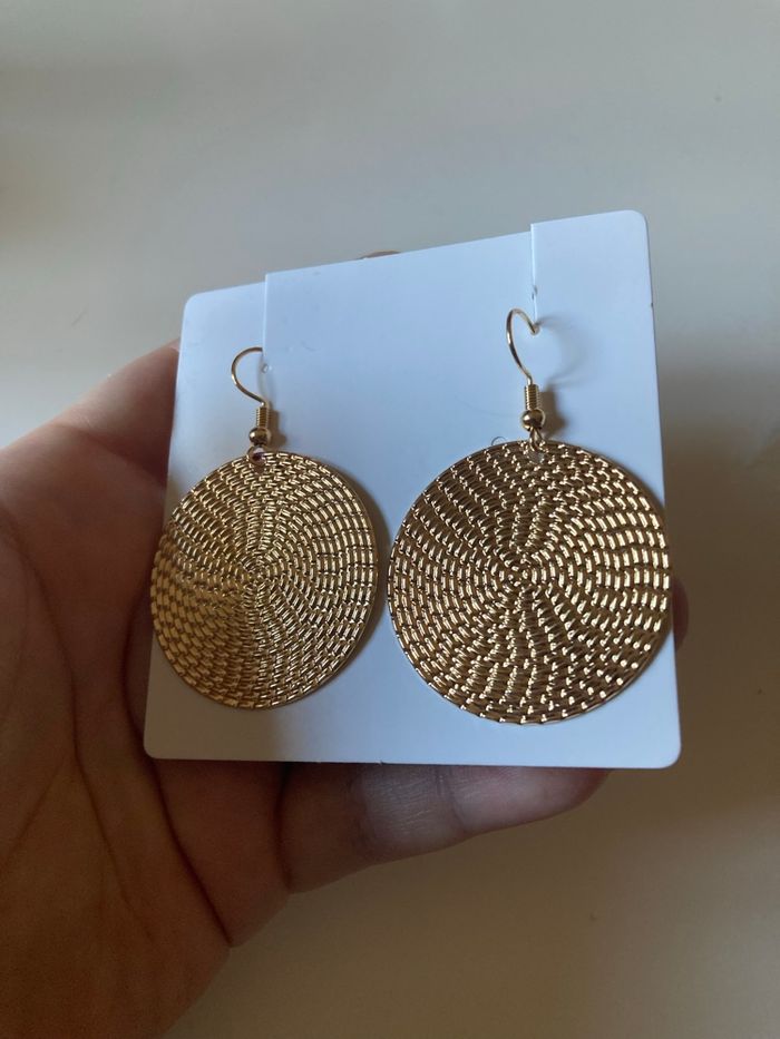 Boucles d’oreilles NEUVES avec étiquette forme ronde couleur doré - photo numéro 4