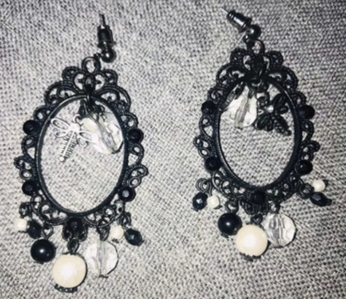 Boucles d'oreilles couleur noir et perle transparente bon état agatha - photo numéro 3