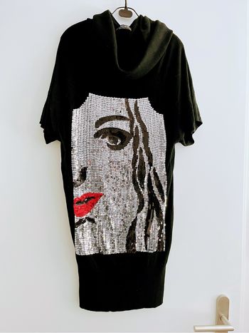 Robe Tunique Noire JL Mode - Motif Visage Sequins Argentés et Rouge 💋