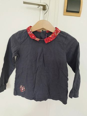 Haut gris col fantaisie motifs fleurs