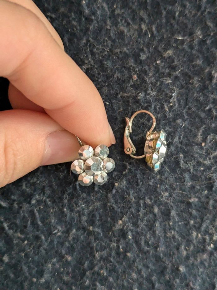Boucles d'oreilles fleurs a strass