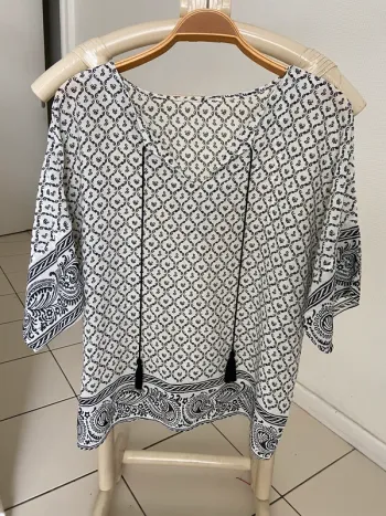 Blouse noire et blanche