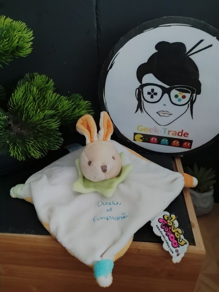 doudou et compagnie lapin blanc beige vert bleu orange tatoo Crème Écru DD003004