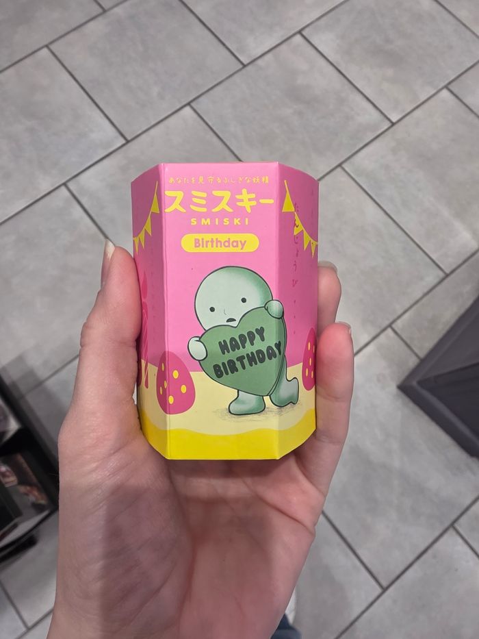 Figurine smiski happy birthday