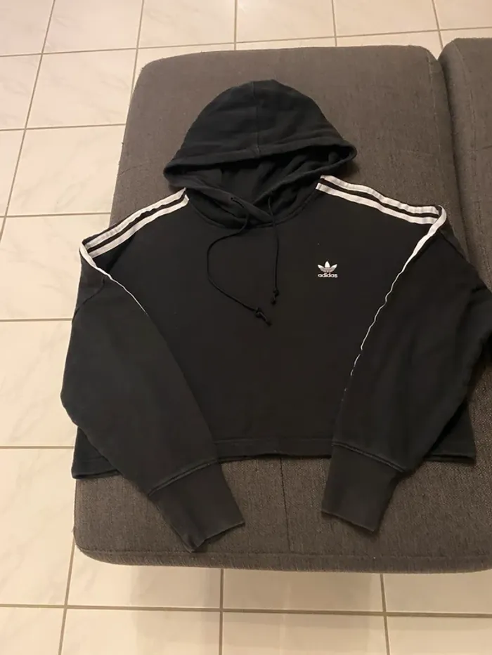 Sweat court adidas femme noir capuche et bandes blanches, logo trèfle brodé taille 34 oversize