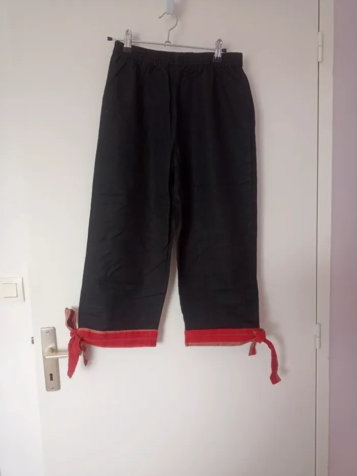 Pantacourt stylé noir et rouge