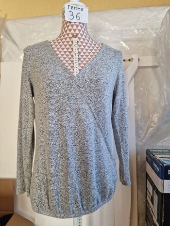 Pull fin, gris chiné, élastiqué en bas, en très très bon état, longueur 63cm, en viscose/polyester/e