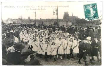 Carte postale ancienne  Orléans (Loiret) Fête de Jeanne d' Arc La Procession traditionnelle