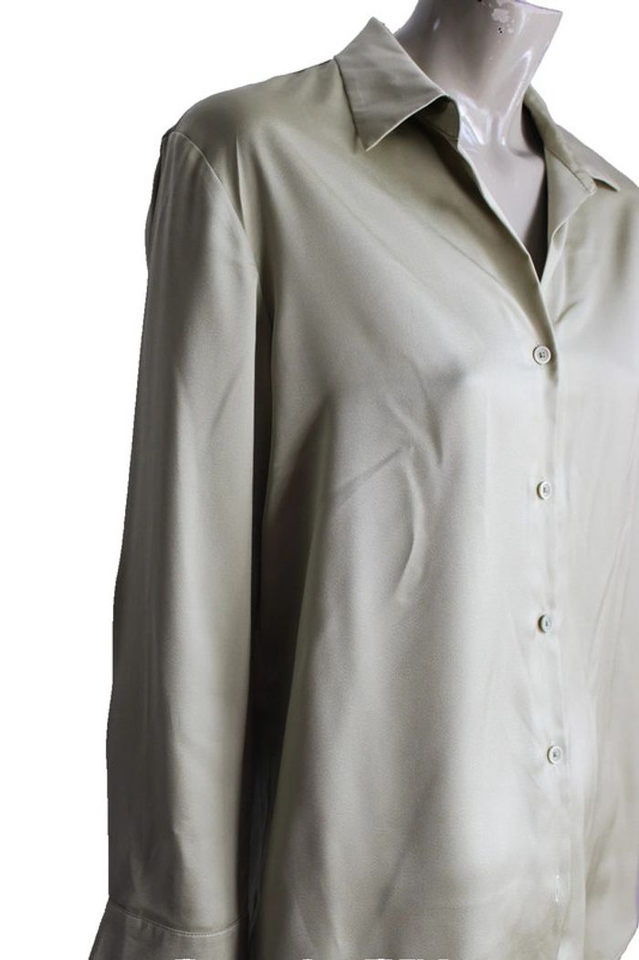 tunique blouse tissu satiné fluide couleur vert kaki  marque uniqlo  taille indiquée S = 36/38 - photo numéro 3