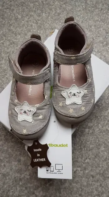 Vertbaudet chaussons étoiles phosphorescents
P19 mais taille grand. Portés seulement à la crèche
