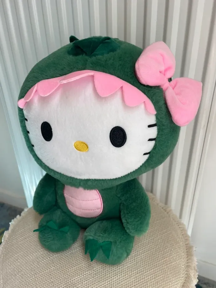 Peluche Sanrio Hello Kitty Dinosaure 🦖 - photo numéro 4