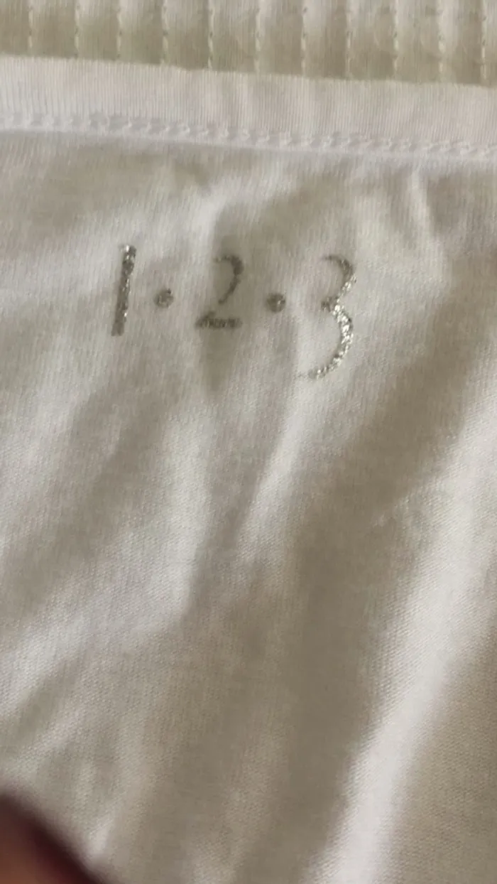 Tshirt plage 🏖 à paillettes neuf marque 123 - photo numéro 3