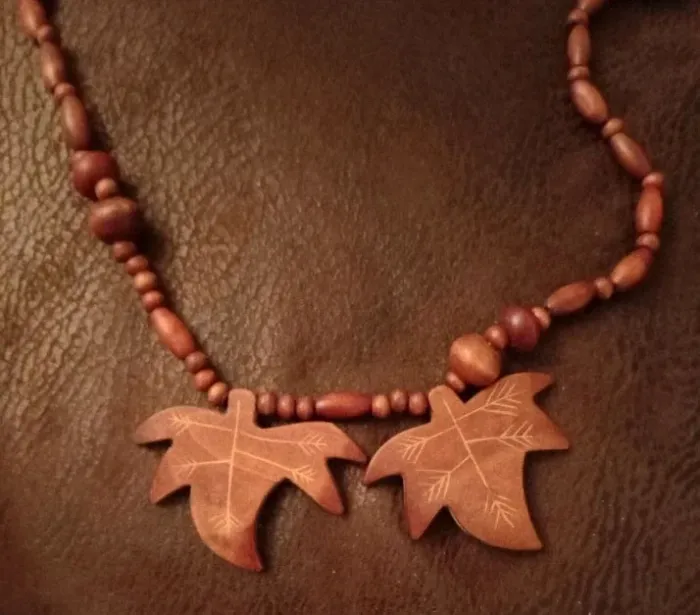 Collier en bois avec feuille d automne vintage - photo numéro 2