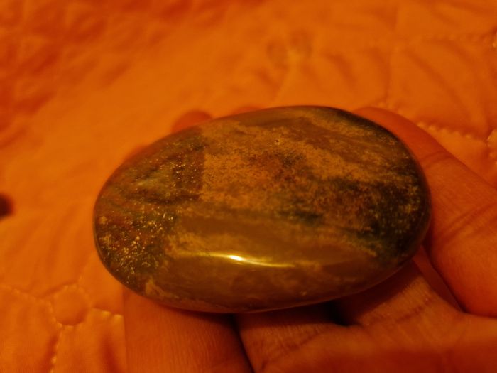 Pierre Naturelle jaspe une variété de calcédoine de Madagascar neuf 68g - photo numéro 1
