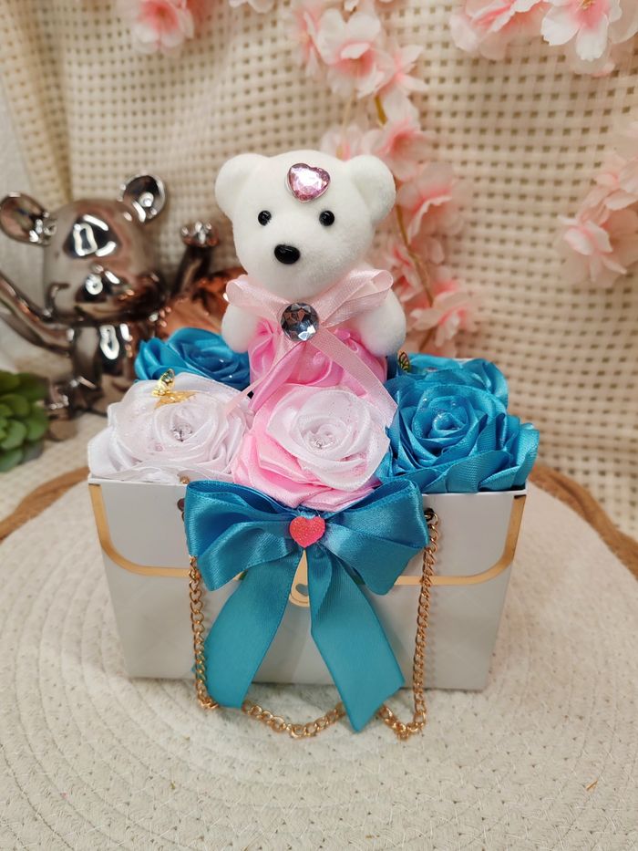 Box fleurale avec rose en satin - photo numéro 10