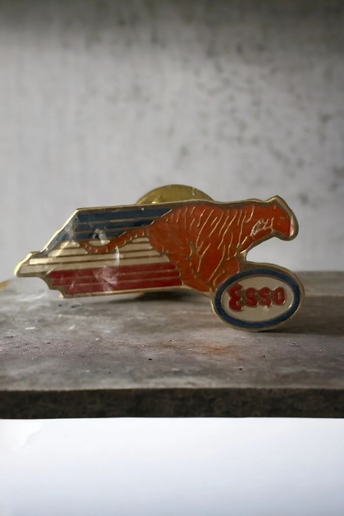 Pin's Esso Tigre Neuf