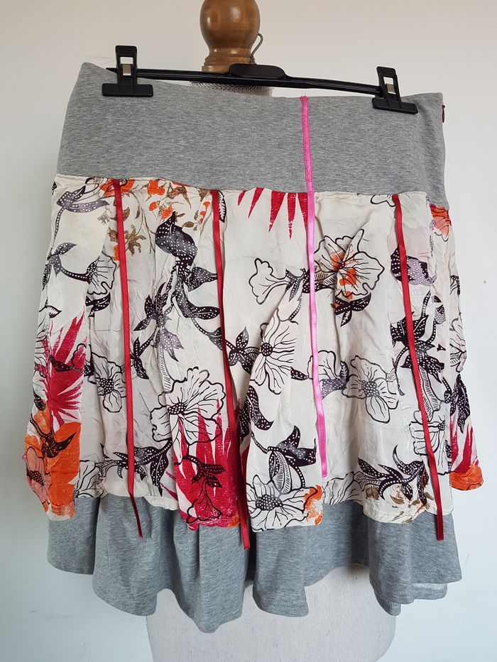 Jupe bi matière gris clair chiné et tissu multicolore fleuri. Who. T42, tour taille 78cm, haut 49cm.