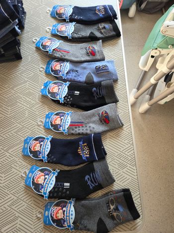 Lot 9 paires de chaussettes neuves antidérapante 24/27