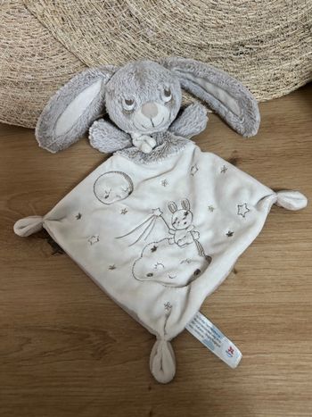 Doudou plat lapin beige blanc nuage simba toys 