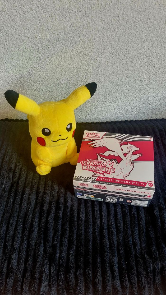 ETB Pokémon Flamme Blanche – Reshiram 10.5 Neuf & Scellé - photo numéro 5