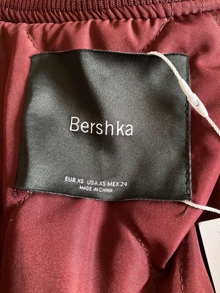 Blouson Teddy Bershka neuf avec étiquette taille XS bordeaux avec motifs - photo numéro 12