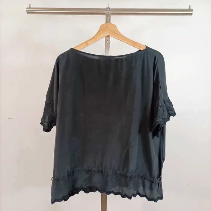 Tshirt noir en Soie - manches courtes, broderies et lien à la taille taille 36 A577 - photo numéro 8