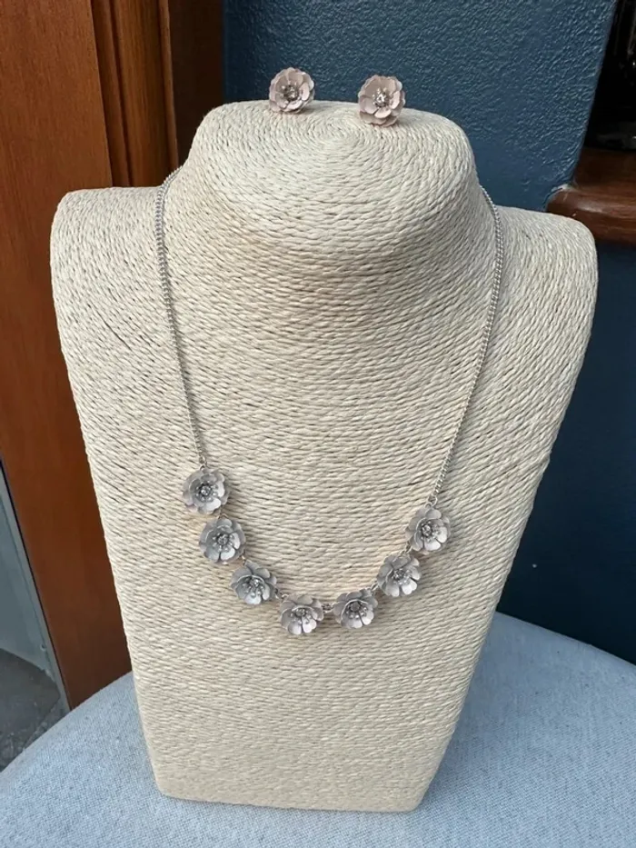 Parure collier + boucles d'oreilles fleur rose pale - photo numéro 2
