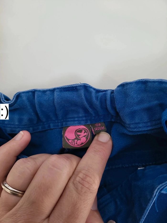 Pantalon bleu réparé au genou 10 ans - photo numéro 3