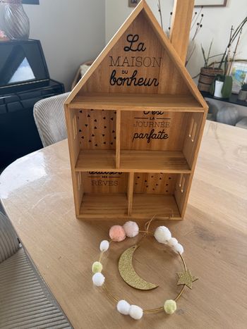 Ensemble maison en bois et deco murale