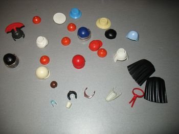 LOT DE 17 CHAPEAUX DIVERS "PLAYMOBIL" - n°27